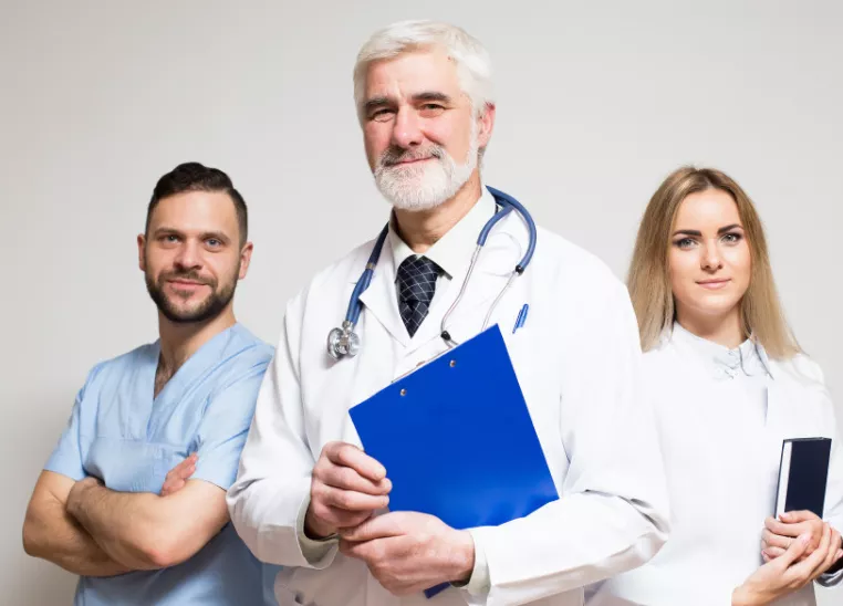 SALUD PÚBLICA FLEXIBILIZA EL INGRESO DE MÉDICOS CON MAYOR EDAD