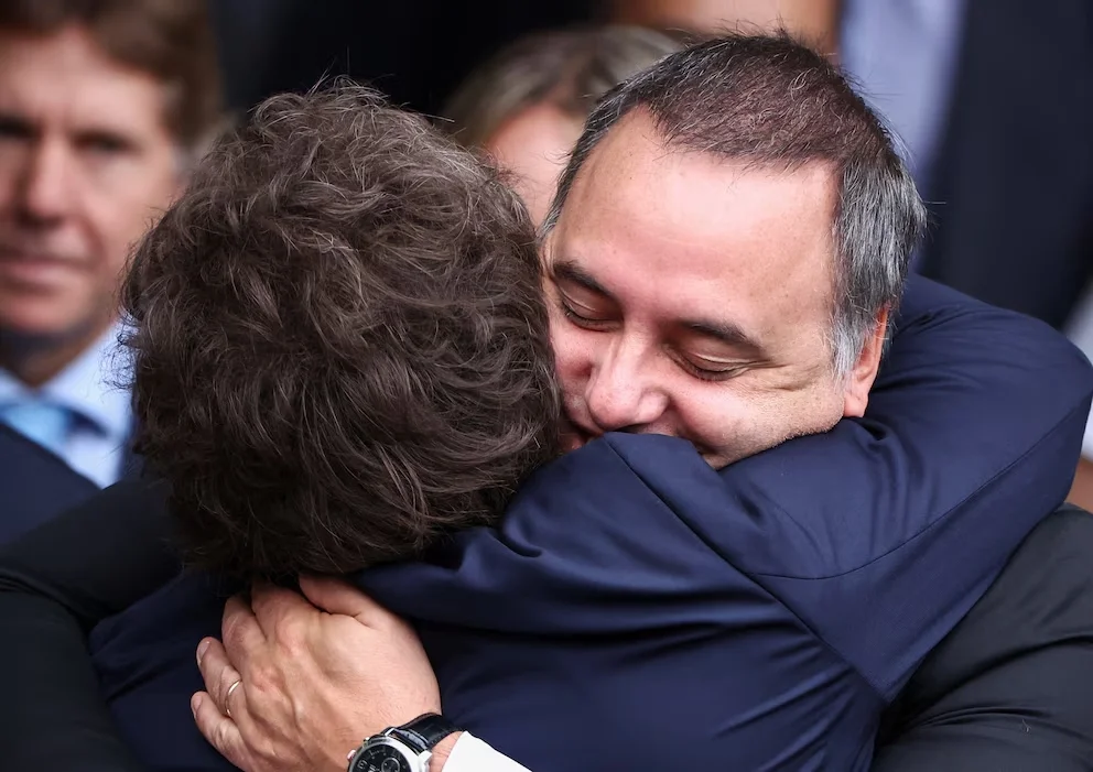 Javier Milei respaldó a Manuel Adorni en medio de las denuncias: “Ni en pedo se va”