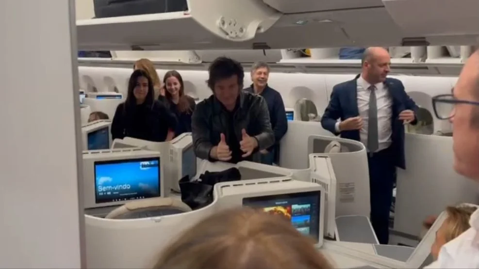 Polémica en el avión presidencial: amigas también viajaron en la comitiva oficial