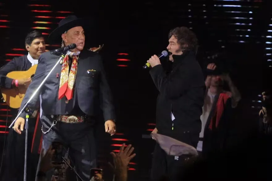 Milei se subió al escenario en Jesús María, cantó con el Chaqueño y agradeció a Córdoba por su apoyo