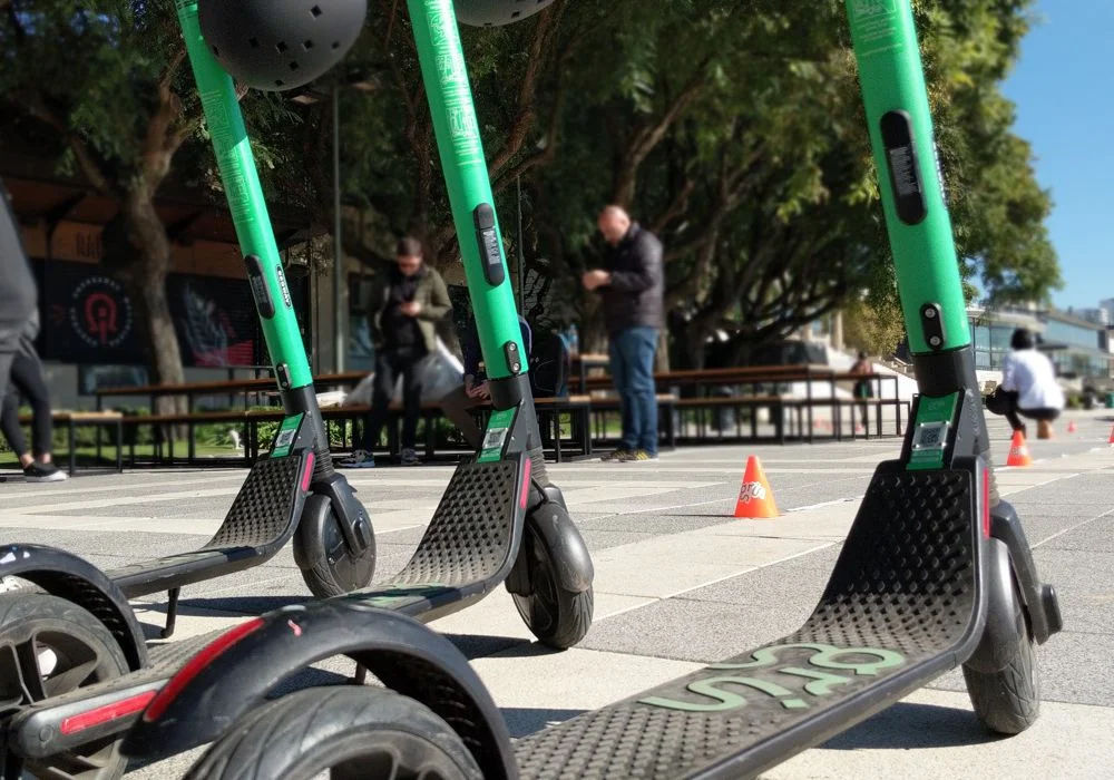 Buscan regular los monopatines: casco obligatorio y tope de 25 km/h