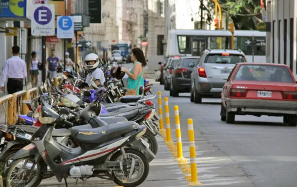 EL CONCEJO DE SANTA FE APRUEBA EL NUEVO SEOM: MOTOS PODRÍAN PAGAR ESTACIONAMIENTO Y HABRÁ SEMÁFOROS INTELIGENTES