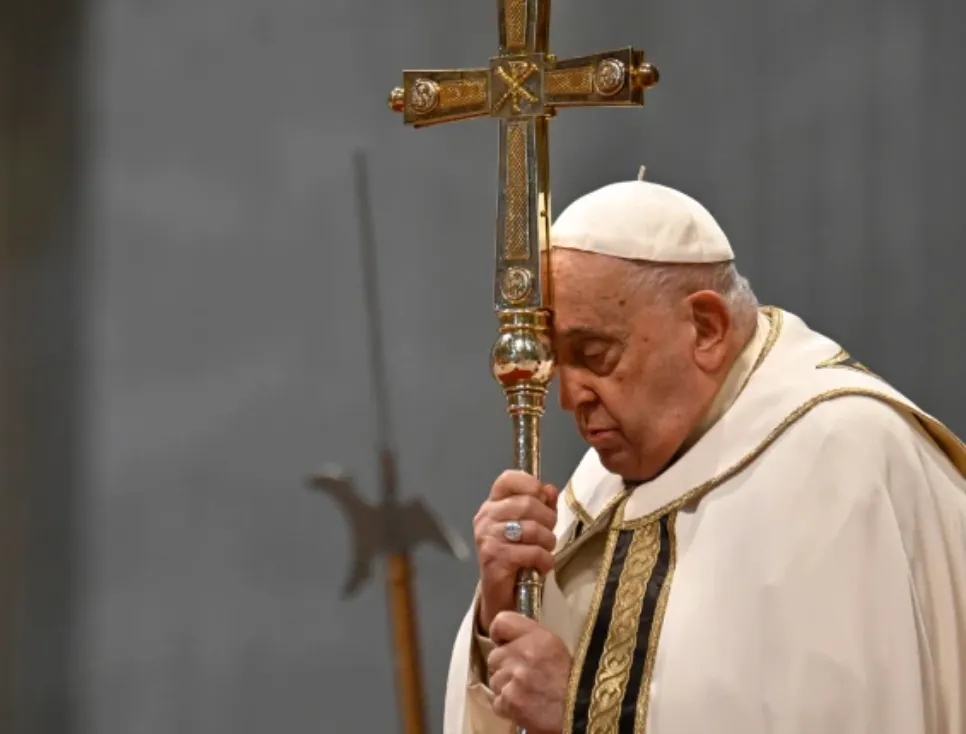 PAPA FRANCISCO DESCANSO BIEN POR LA NOCHE Y PRESENTO UNA LEVE MEJORÍA