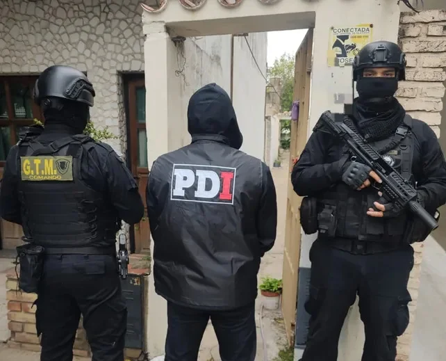 Megaoperativo en barrio Loyola: seis detenidos y droga secuestrada tras violentos ataques armados
