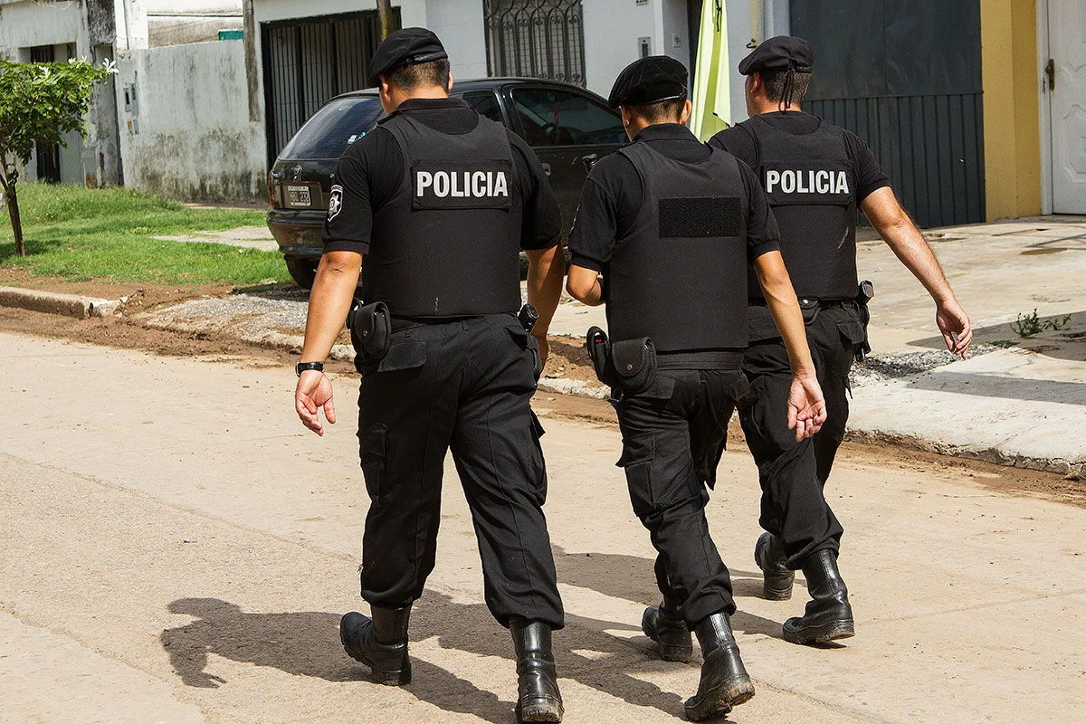 Detuvieron a un hombre por amenazar a su madre con un cuchillo y causar destrozos en su casa