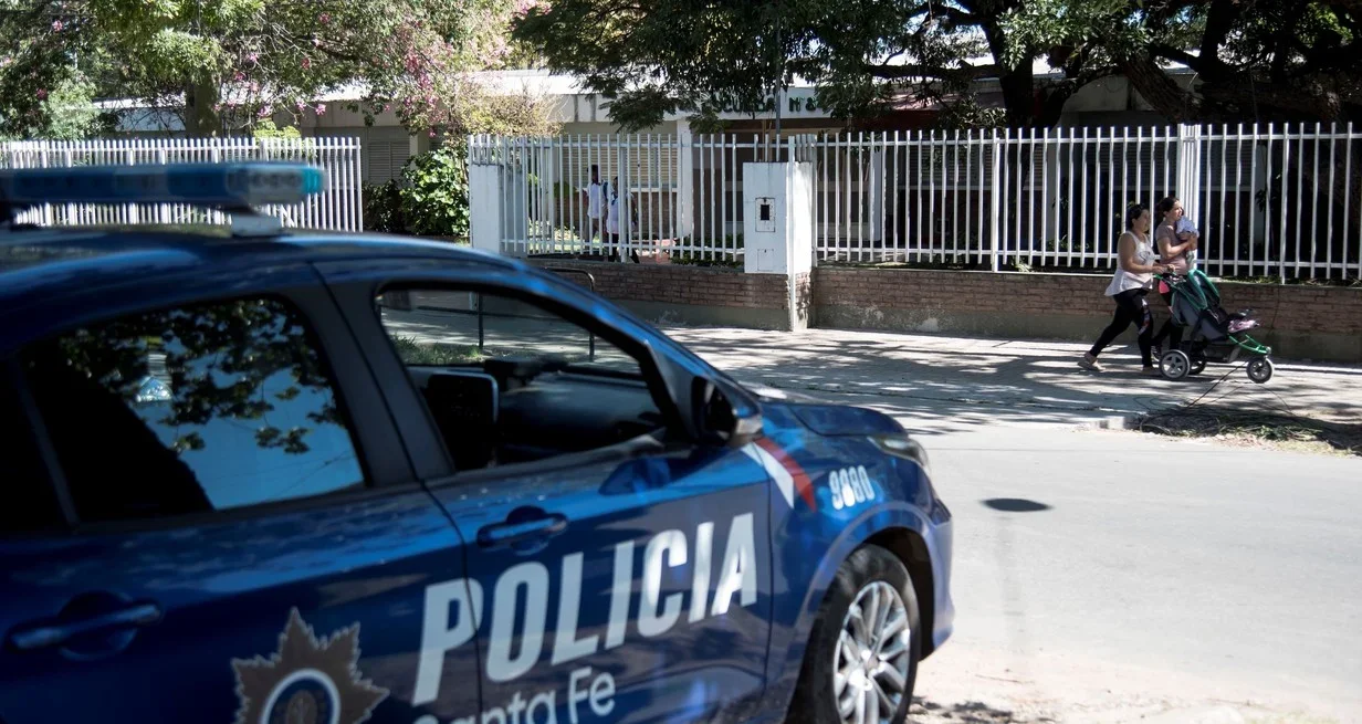 ¿Seguridad escolar para toda Santa Fe? Padres marchan tras el tiroteo en San Cristóbal