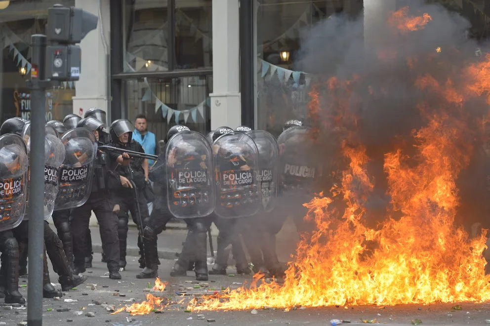 Reforma laboral, caos y represión frente al Congreso