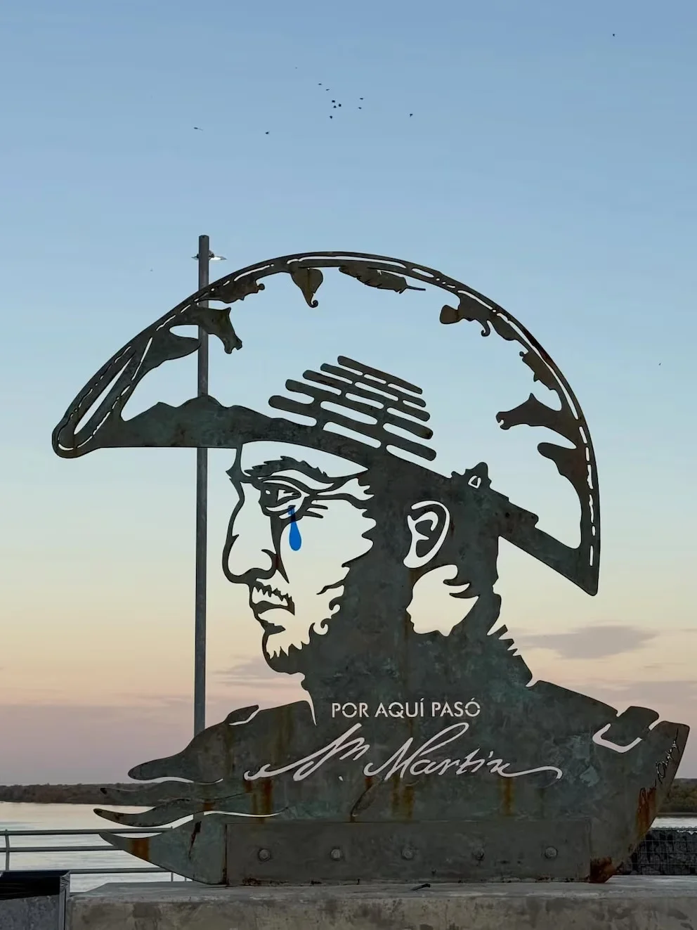 San Martín con una lágrima: polémica por la intervención de un artista rosarino