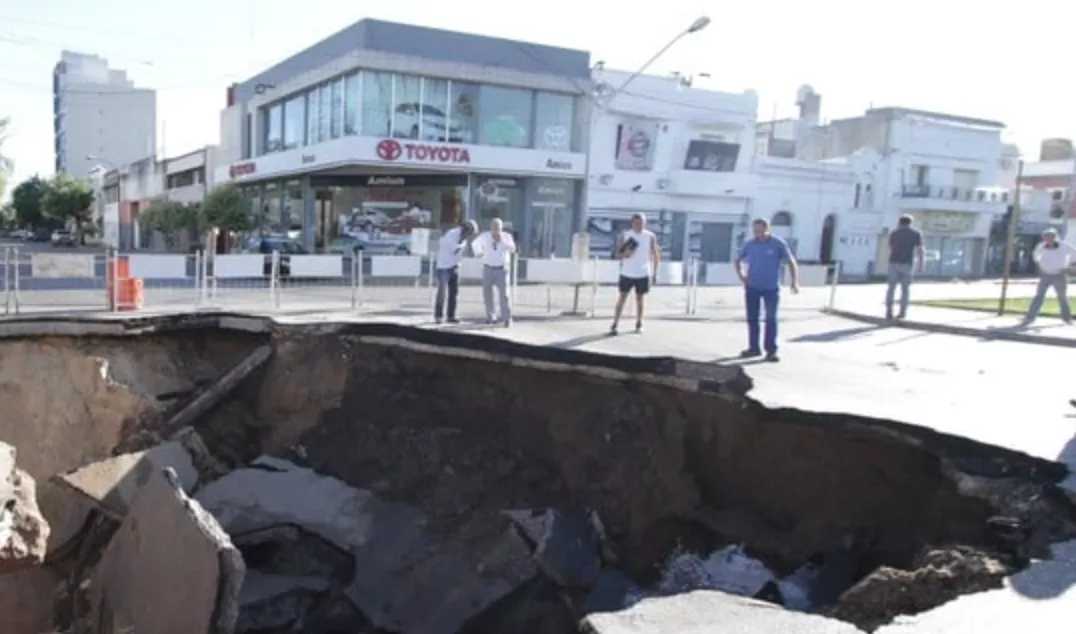 SANTA FE: ENFRENTANDO EL ABISMO URBANO, ENTRE SOCAVONES MISTERIOSOS Y EL DESAFÍO DE RECONSTRUIR SU SUELO