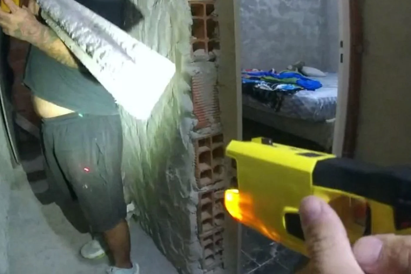 Usaron una Taser para reducir a un hombre armado en un caso de violencia de género