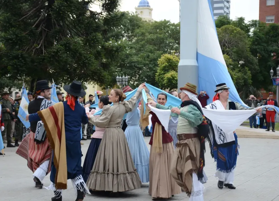 25 DE MAYO EN SANTA FE: SIN TEDÉUM, CON MISA POR LA PATRIA Y FIESTA POPULAR CON DESFILE MILITAR