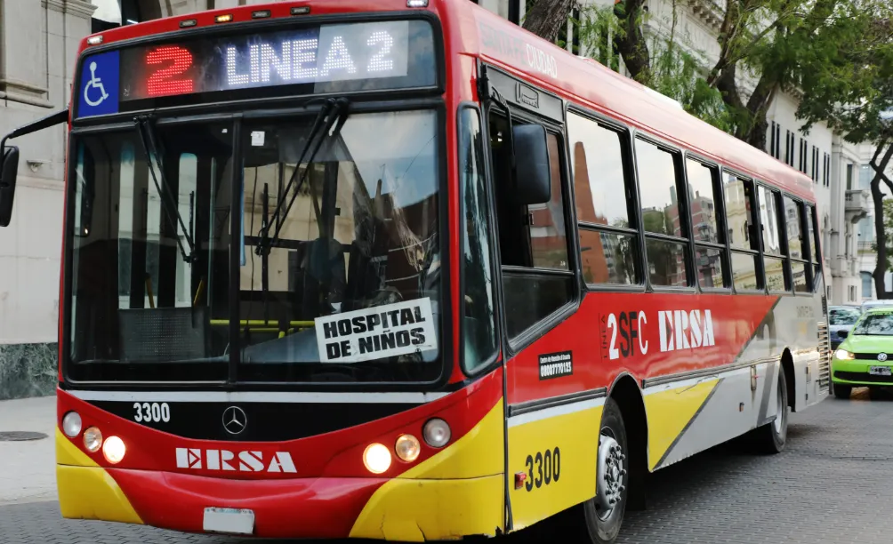 RANKING DE TARIFAS DE COLECTIVOS: SANTA FE ENTRE LAS MÁS CARAS DEL PAÍS Y CON UNA BRECHA DE MÁS DEL 200 % RESPECTO AL AMBA