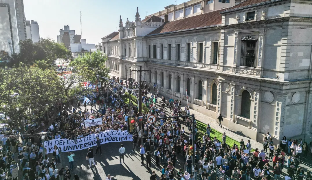 MULTITUDINARIA MARCHA EN SANTA FE EN DEFENSA DE LA UNIVERSIDAD PÚBLICA: “SIN SALARIOS DIGNOS NO HAY EDUCACIÓN DE CALIDAD”