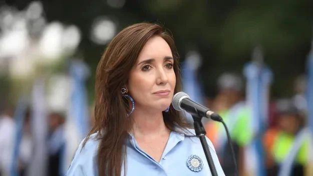 Sin invitación oficial, Villarruel viaja igual a Rosario